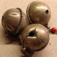 3 gamle metal perler fra Afrika.